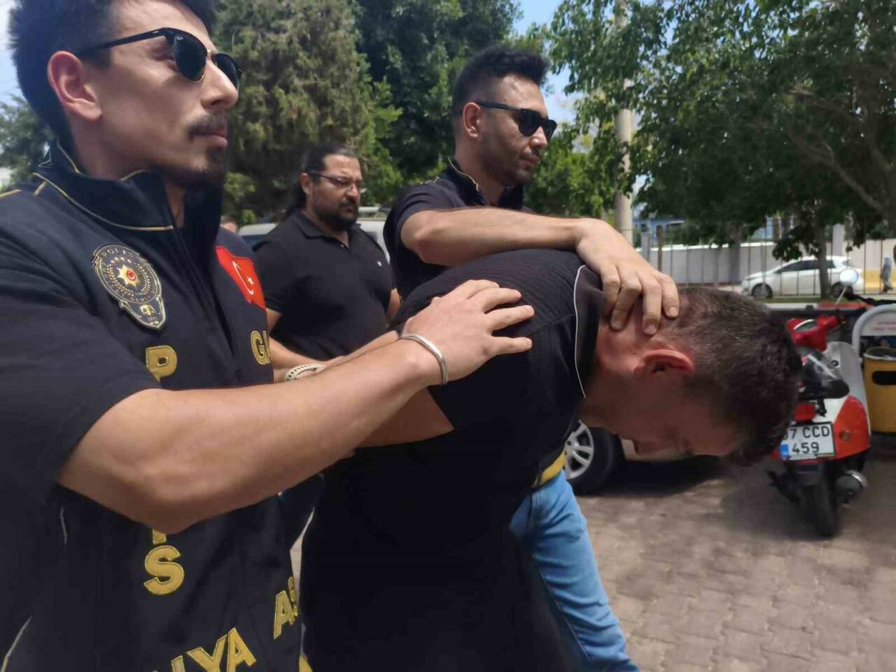 Antalya’da elindeki bıçakla kuyumcuya girip 18 bileziği gasbettikten sonra aynı