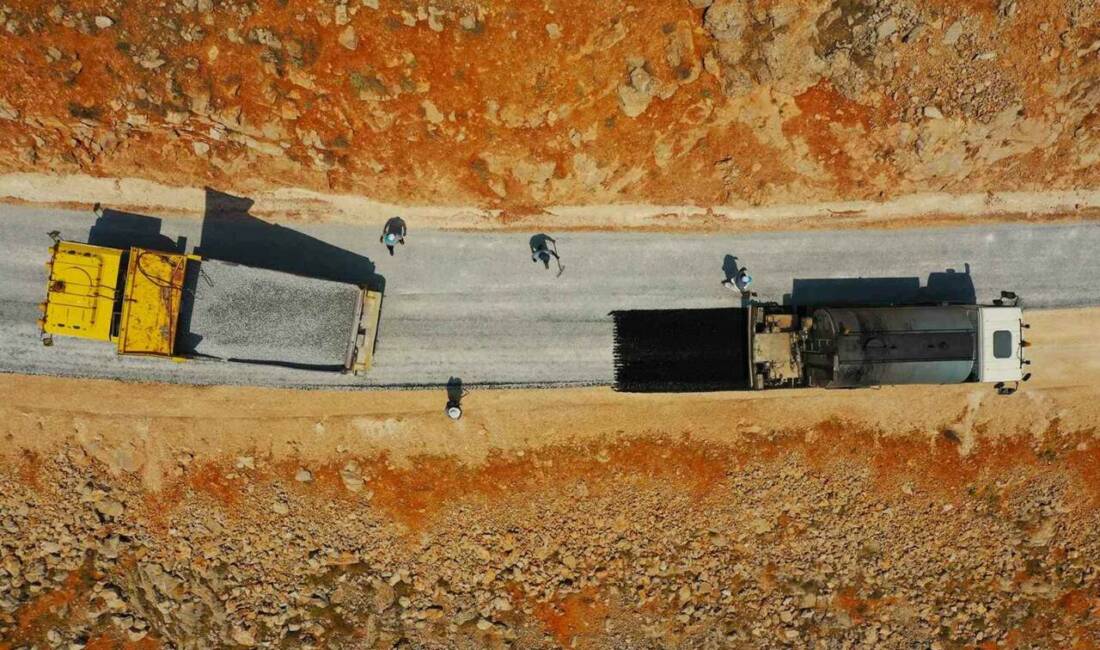 Malatya Büyükşehir Belediyesi kırsaldaki yürüttüğü yol çalışmaları kapsamında bozulan ve