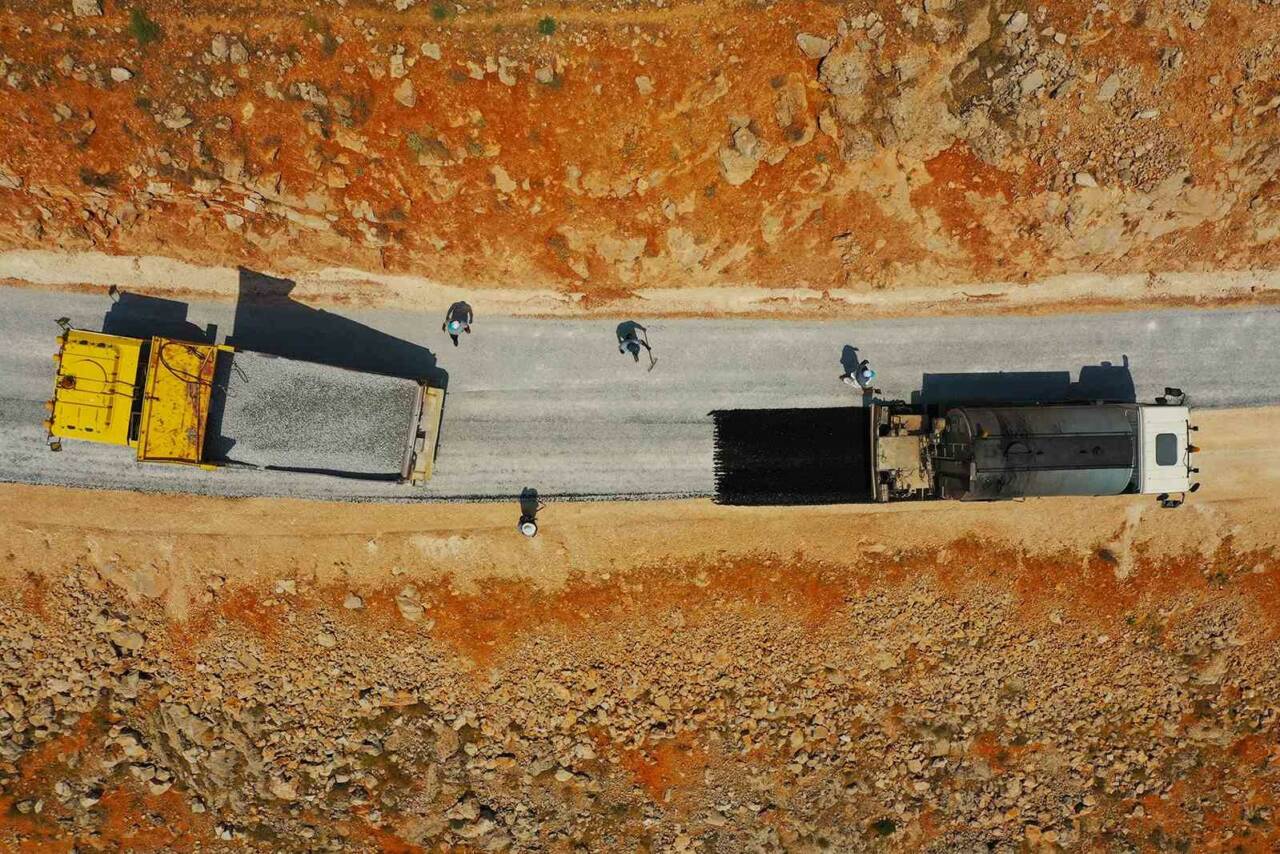 Malatya Büyükşehir Belediyesi kırsaldaki yürüttüğü yol çalışmaları kapsamında bozulan ve