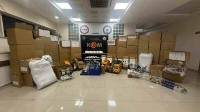 Manisa’nın Turgutlu ilçesinde düzenlenen kaçak tütün operasyonunda çok sayıda doldurulmuş