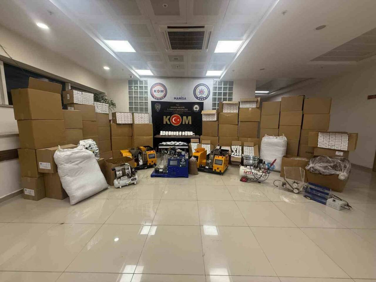 Manisa’nın Turgutlu ilçesinde düzenlenen kaçak tütün operasyonunda çok sayıda doldurulmuş