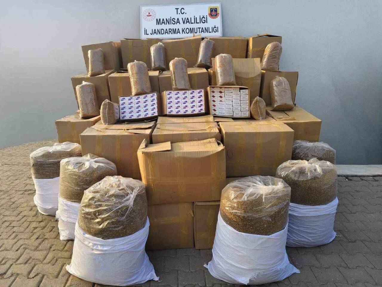 Manisa’nın Turgutlu ilçesinde jandarma ekiplerince düzenlenen kaçakçılık operasyonunda, çok miktarda