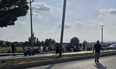 Mersin’in Tarsus ilçesinde meydana gelen kazada kavşaktaki elektrik direğine çarpan