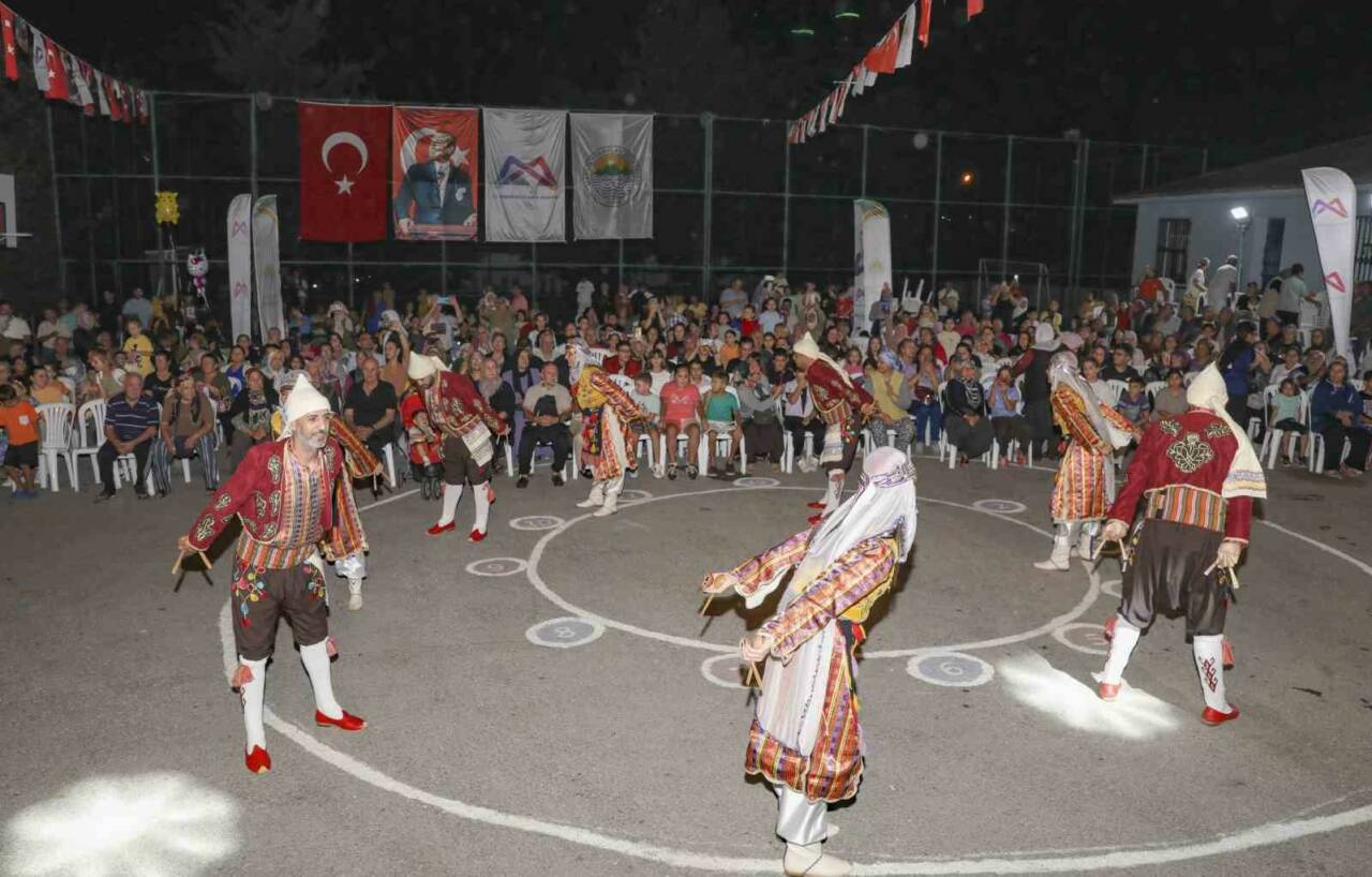 Mersin Büyükşehir Belediyesinin sanat ekipleri, yaylalardan sahillere uzanan yaz konserleriyle