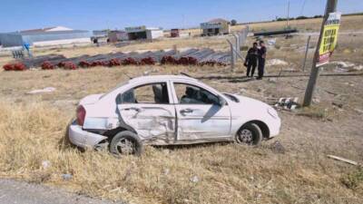Aksaray’da sürücüsünün direksiyon hakimiyetini kaybettiği otomobil şarampole düştü. Kazada 4