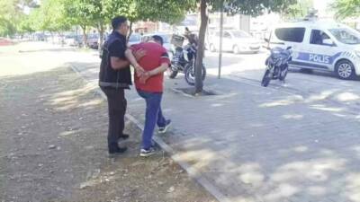 Adana’da park ve bahçelerde yapılan denetimlerde bir şüpheli, uyuşturucu madde