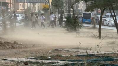Hakkari’nin Yüksekova ilçesinin can damarı olan İpekyolu Caddesi’ndeki refüjden kalkan