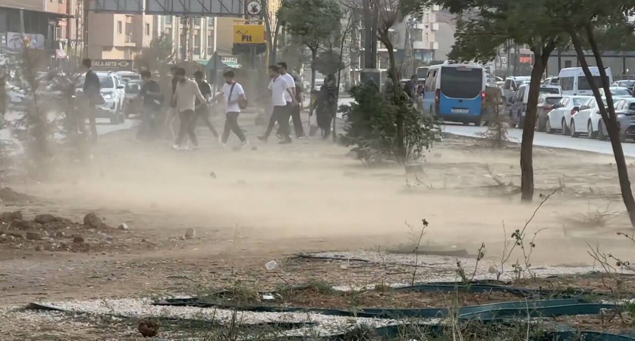Hakkari’nin Yüksekova ilçesinin can damarı olan İpekyolu Caddesi’ndeki refüjden kalkan