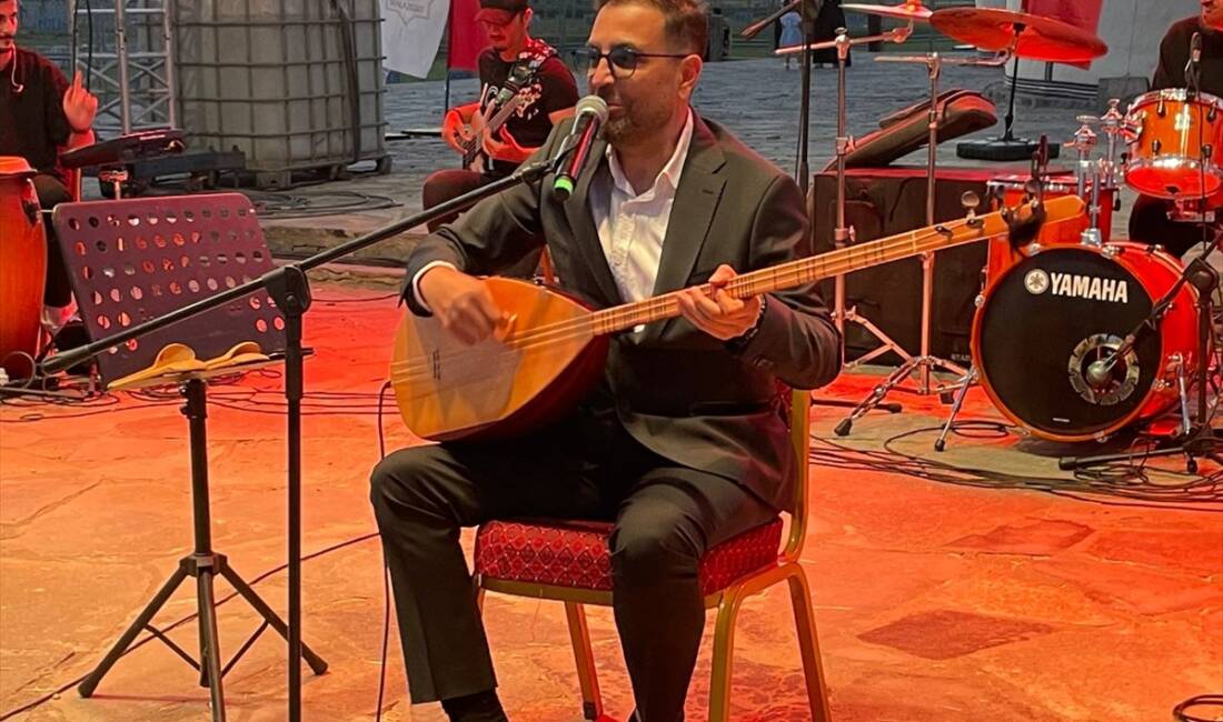 MUŞ (AA) – Türk Halk Müziği Sanatçısı İsmail Altunsaray, Muş’un
