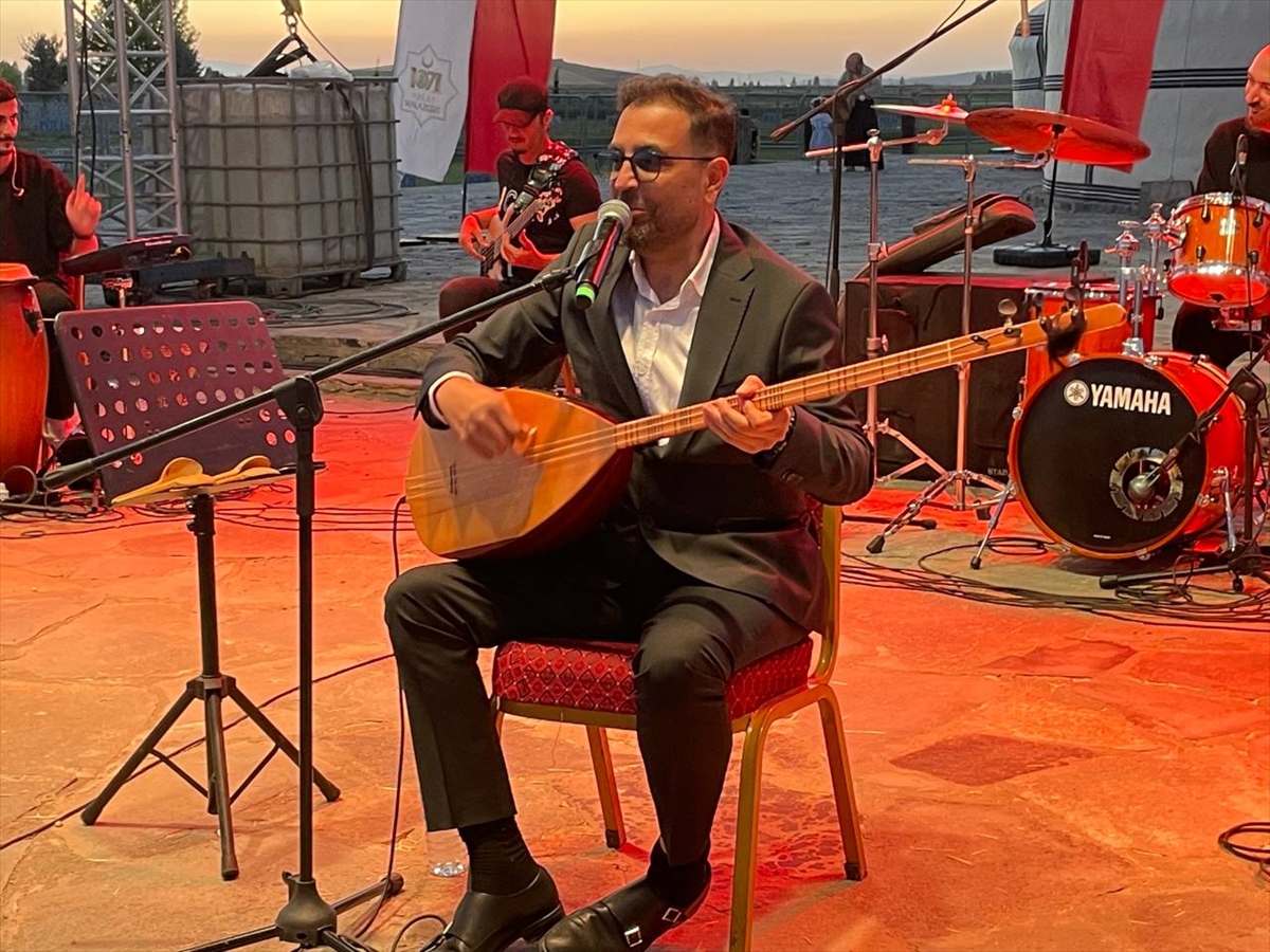 MUŞ (AA) – Türk Halk Müziği Sanatçısı İsmail Altunsaray, Muş’un