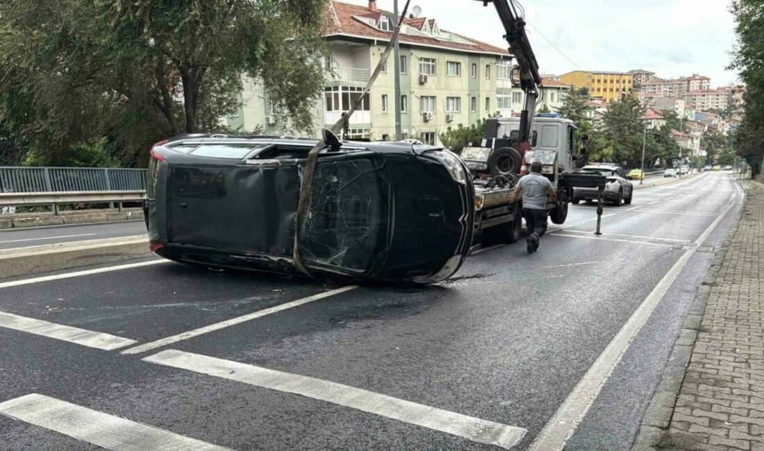 İstanbul Sarıyer’de sürücünün direksiyon hakimiyetini kaybettiği araç refüje çarparak takla