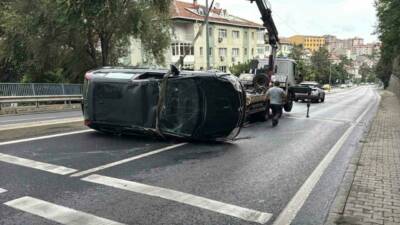İstanbul Sarıyer’de sürücünün direksiyon hakimiyetini kaybettiği araç refüje çarparak takla