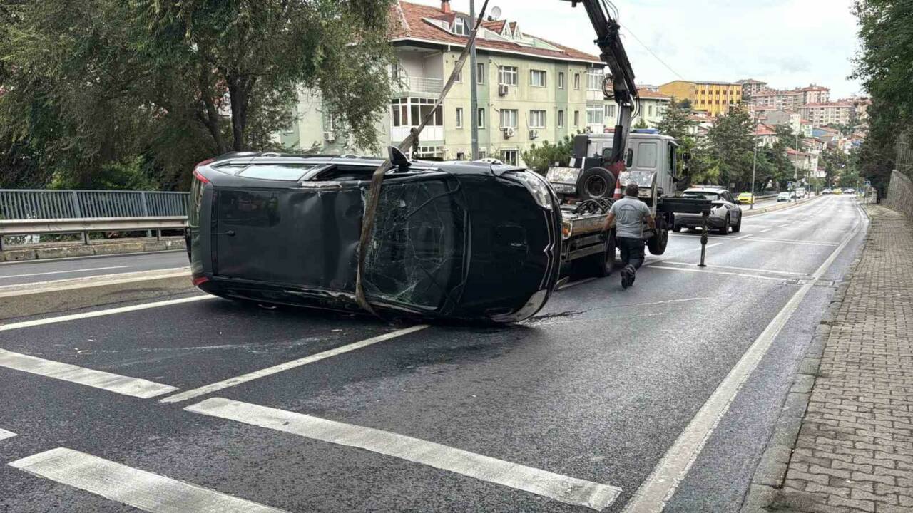 İstanbul Sarıyer’de sürücünün direksiyon hakimiyetini kaybettiği araç refüje çarparak takla