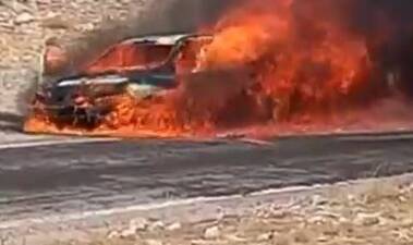 Kayseri’nin Tomarza ilçesinde seyir halindeki bir otomobil alev alev yandı.