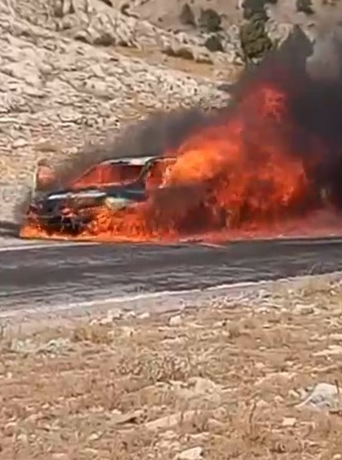 Kayseri’nin Tomarza ilçesinde seyir halindeki bir otomobil alev alev yandı.