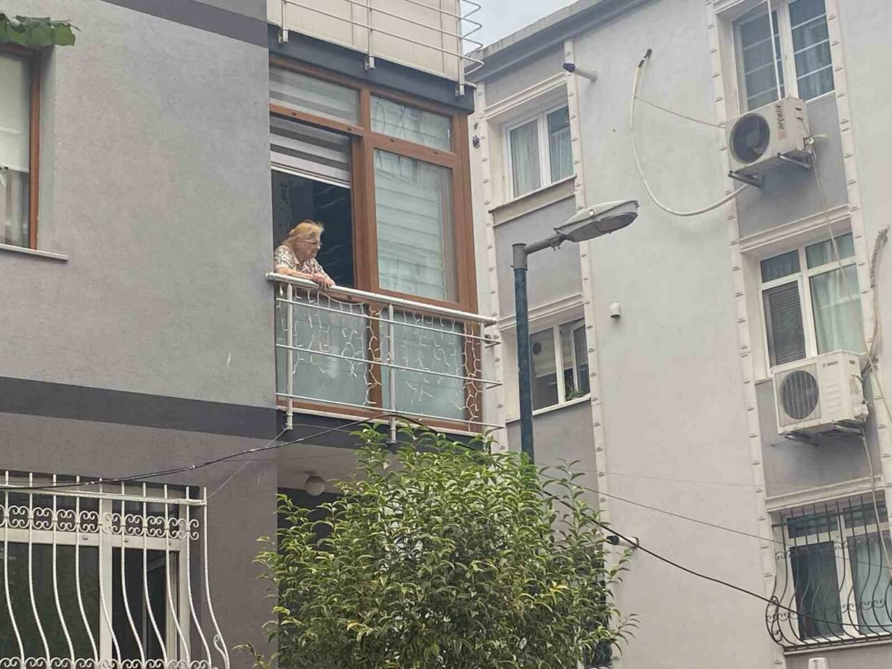 Şişli’de bir kozmetik dükkanında çıkan yangın, ekiplerin müdahalesiyle kısa sürede