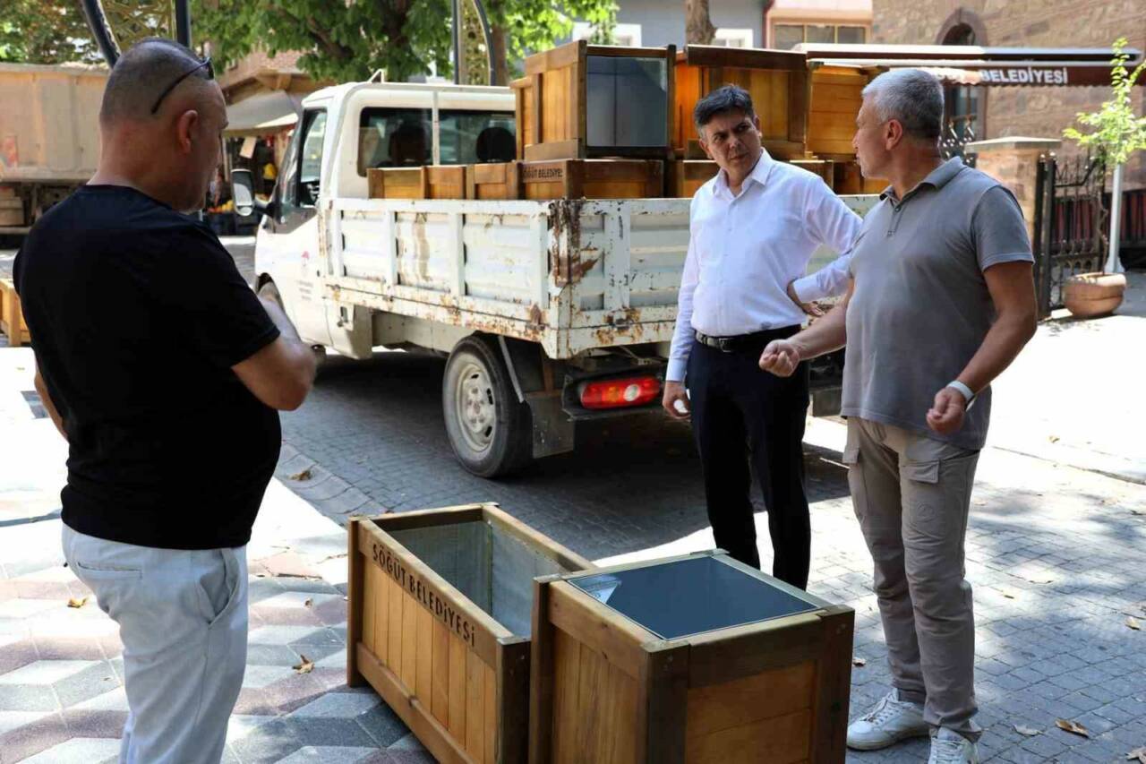 Bilecik’in Söğüt ilçesinde çevre düzenlemeleri hız kesmeden sürüyor. İstiklal Caddesi’nde
