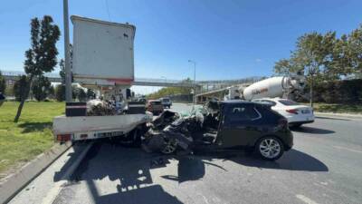 İstanbul’un Sultangazi ilçesinde yol kenarında pankartlama ve reklam çalışması için