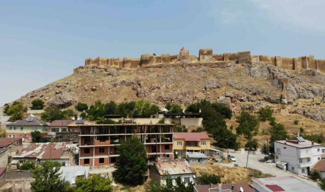 Türkiye’nin en büyük üçüncü kalesi unvanına sahip Bayburt Kalesi’nin önüne