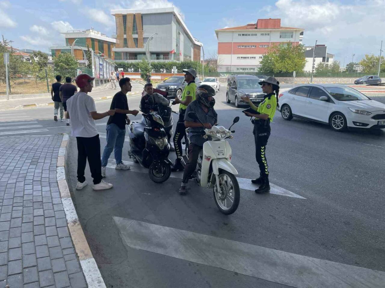 Tekirdağ Kapaklı ilçesinde motosiklet kullanıcılarına yönelik denetimler Yıldızkent Köprülü Kavşağı’nda