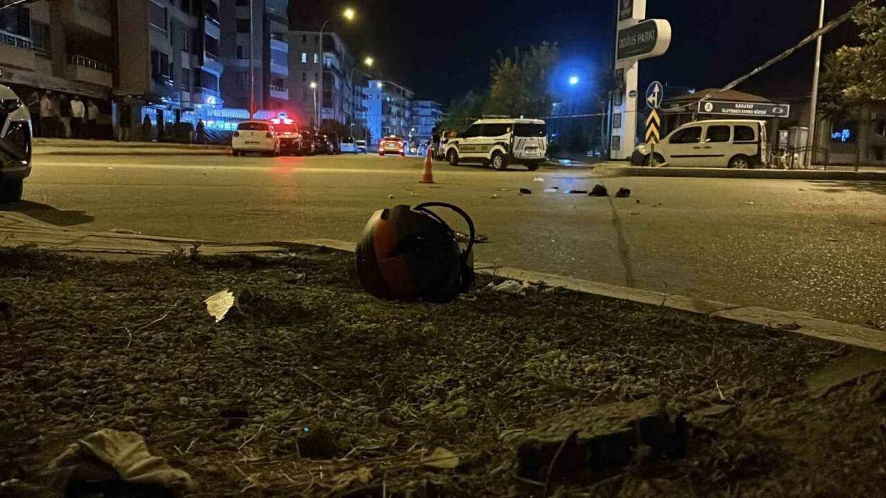 Konya’da ters yönde ilerleyen hafif ticari araç motosiklete çarparken, kazada