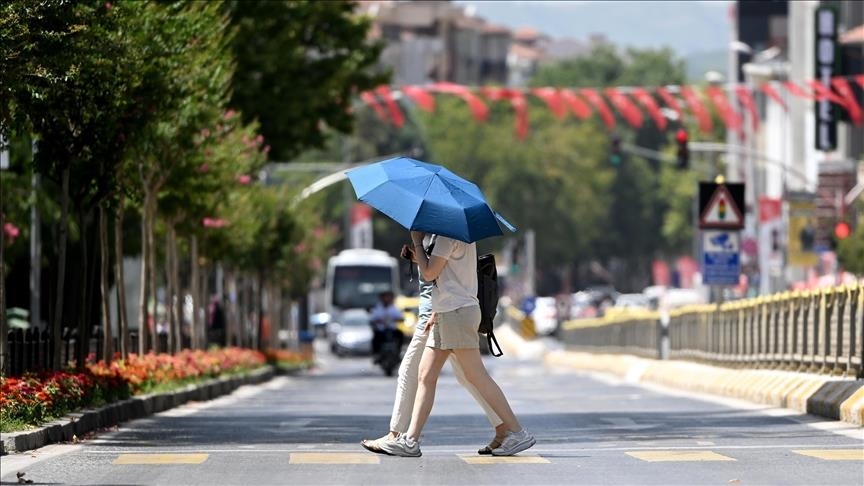 Hava sıcaklığının etkili olduğu yurt genelinde bugün termometreler 28 ilde