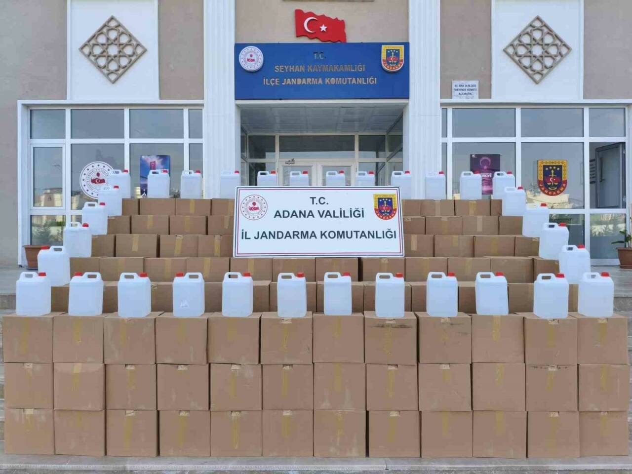Adana’da jandarma ekipleri bir tırın dorsesinde 2 bin 920 litre