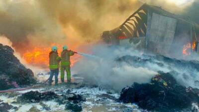 Tokat’ın Söngüt köyünde kumaş geri dönüşüm deposunda çıkan yangın, ekiplerin