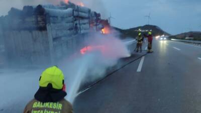 Balıkesir’in Susurluk ilçesinde tomruk yüklü bir tırda çıkan yangına itfaiye