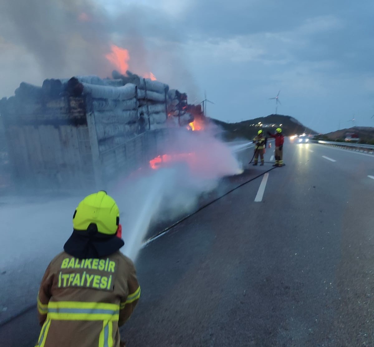 Balıkesir’in Susurluk ilçesinde tomruk yüklü bir tırda çıkan yangına itfaiye