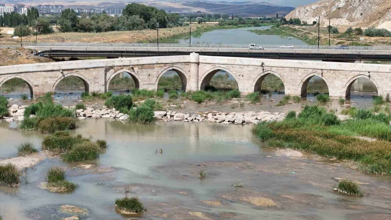 Türkiye’nin en uzun nehri olan Kızılırmak’ta su seviyesi düştü. Irmağı