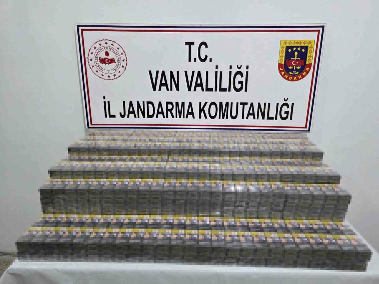 Van’da jandarma ekipleri tarafından yapılan çalışmalarda 6 bin 207 paket