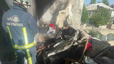 Van’ın İpekyolu ilçesinde bir evde çıkan yangın, itfaiye ekiplerinin müdahalesiyle