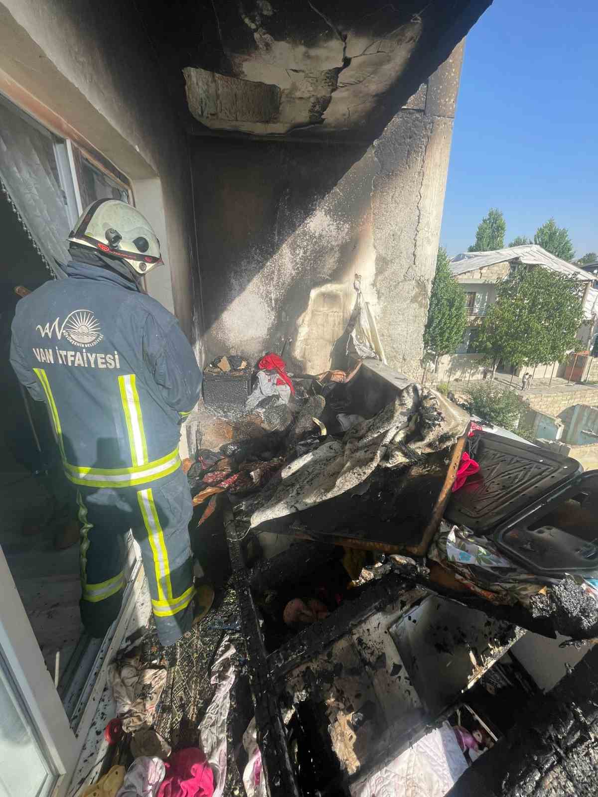 Van’ın İpekyolu ilçesinde bir evde çıkan yangın, itfaiye ekiplerinin müdahalesiyle