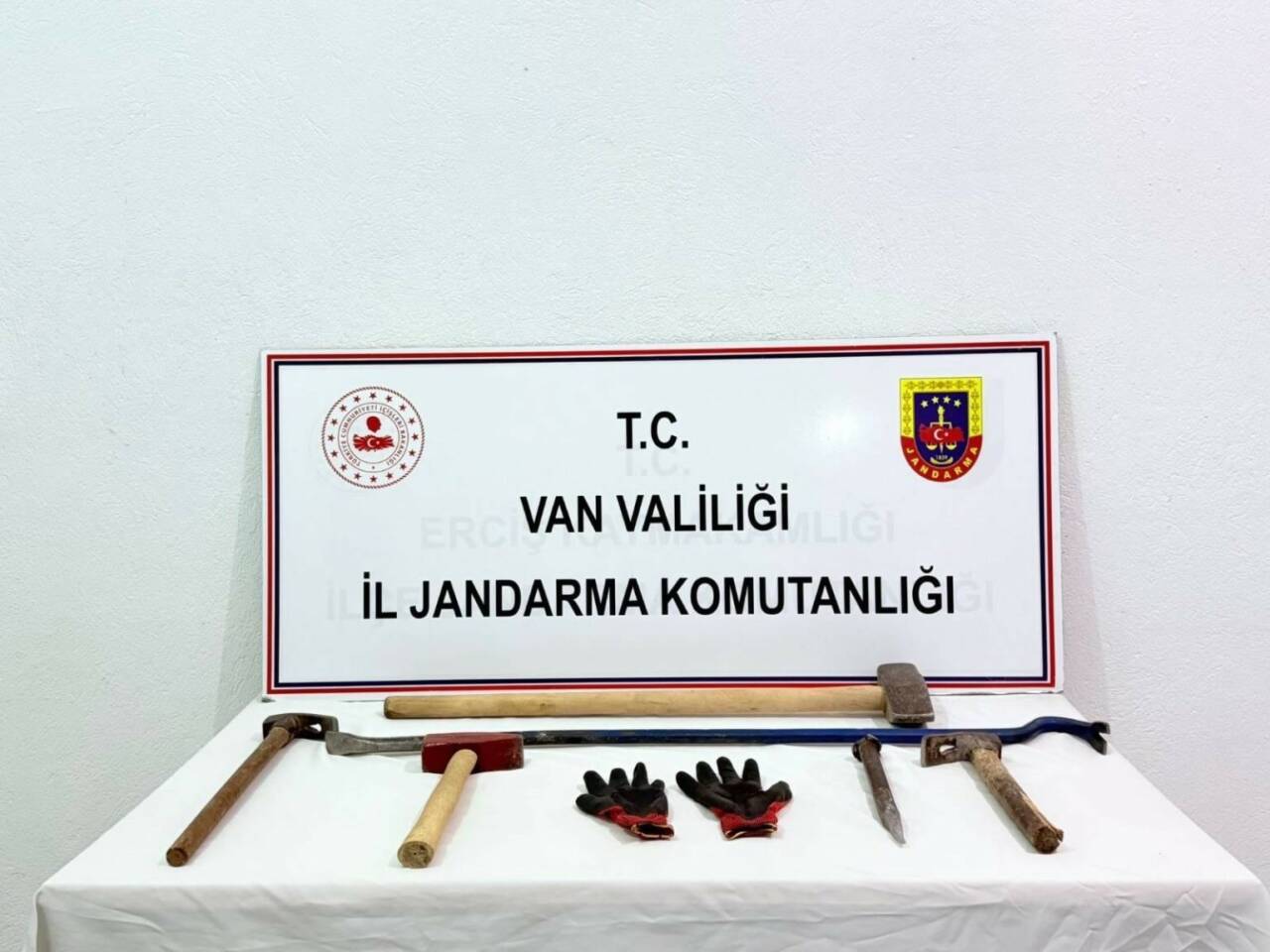 Van’da jandarma ekipleri tarafından yapılan çalışmalarda kaçak kazı yaptığı tespit