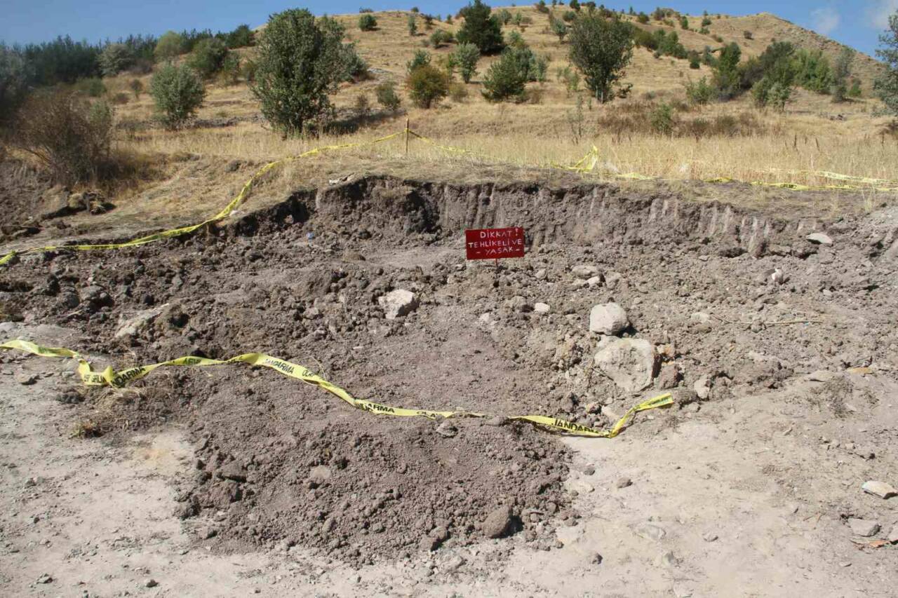 Çankırı’nın Orta ilçesinde şifalı olduğu iddia edilen suya giren çift,