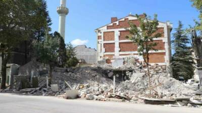 Eskişehir Tepebaşı’nda yürütülen yıkım çalışmasında molozlar, bitişikteki Sarısu Kurşunlu Camii’nin