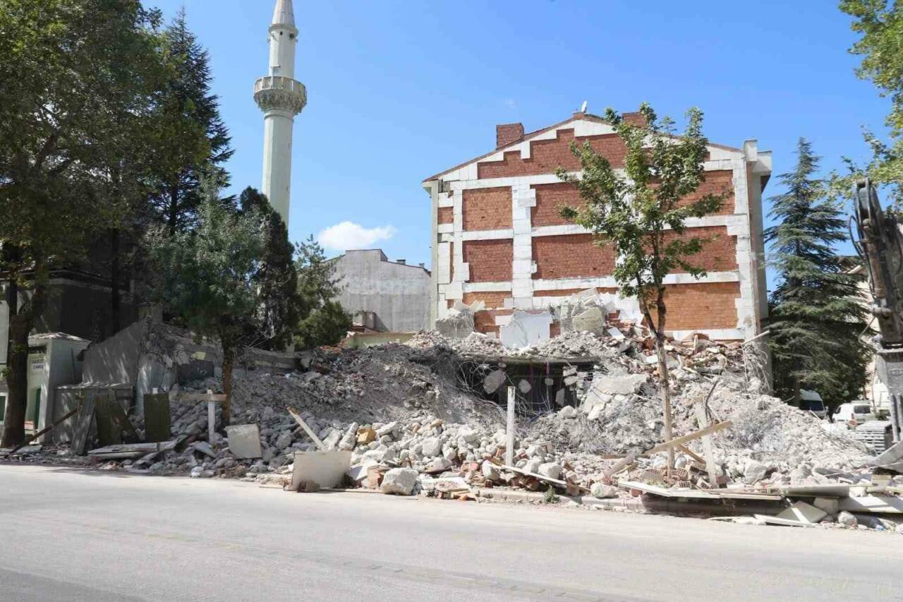 Eskişehir Tepebaşı’nda yürütülen yıkım çalışmasında molozlar, bitişikteki Sarısu Kurşunlu Camii’nin