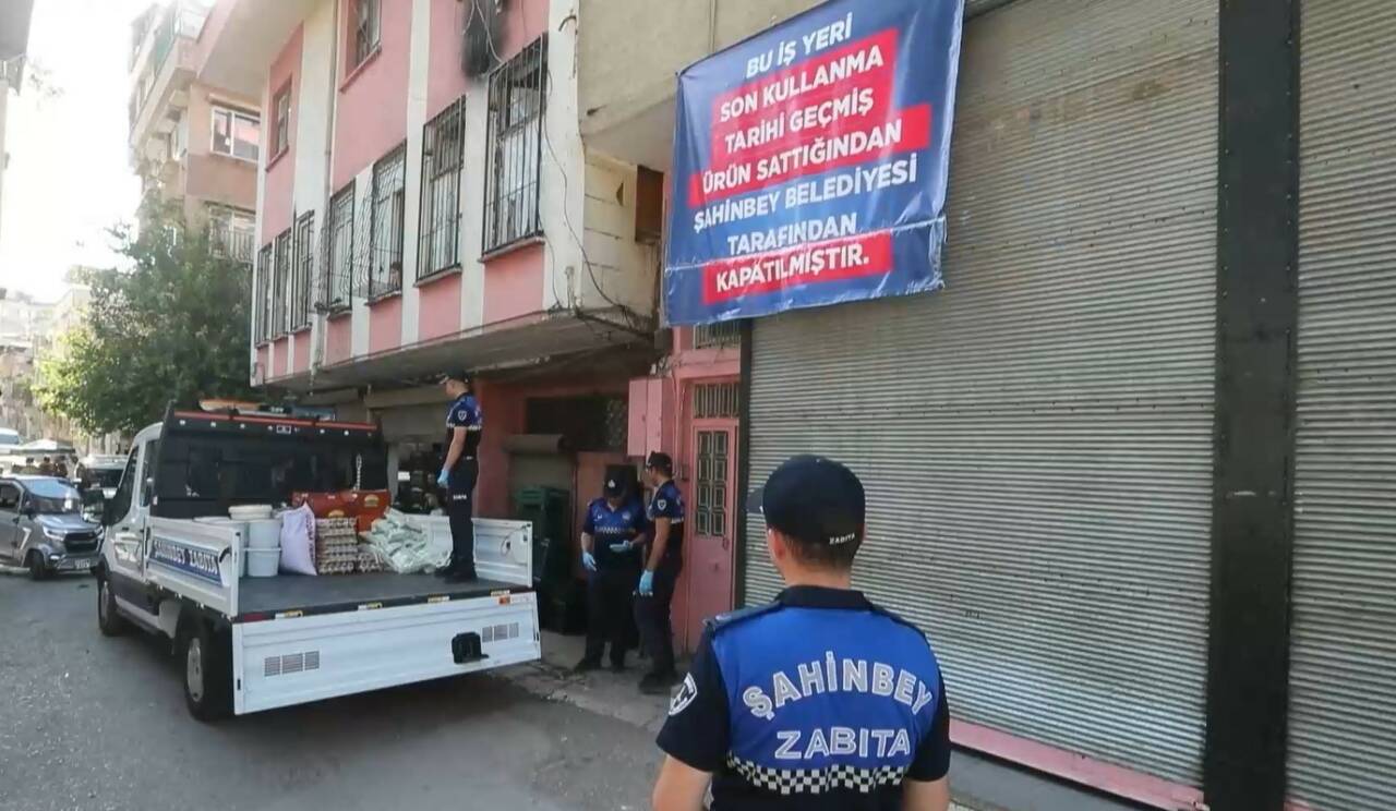 Gaziantep’te tarihi geçmiş ürün sattığı için işlem yapmak isteyen zabıta