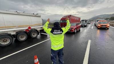 DÜZCE (AA) – Anadolu Otoyolu Düzce geçişinde meydana gelen 3’ü