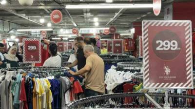 İstanbul’un Bahçelievler ilçesinde bir alışveriş merkezinde düzenlenen Garaj Günleri indirim