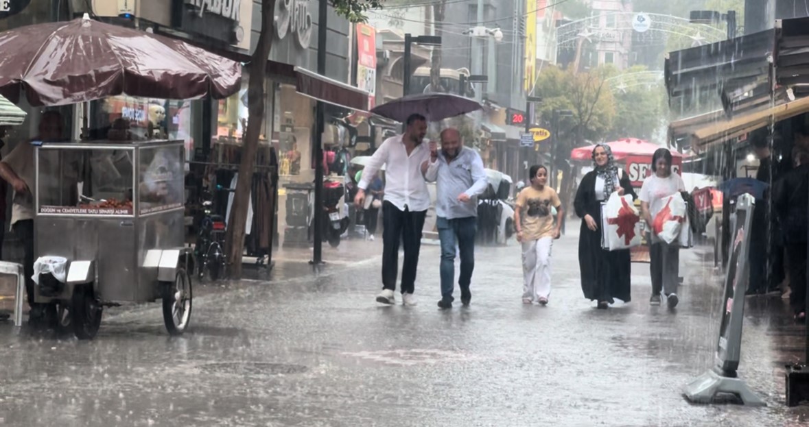 Balıkesir’in Bandırma ilçesinde öğle saatlerinde aniden başlayan sağanak yağış, vatandaşlara