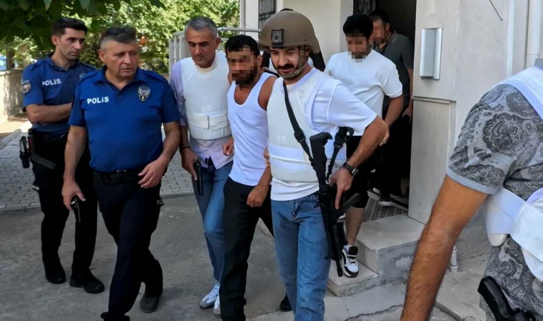 Aksaray’da elindeki tüfekle yarı çıplak şekilde sokakta gezerek havaya ateş