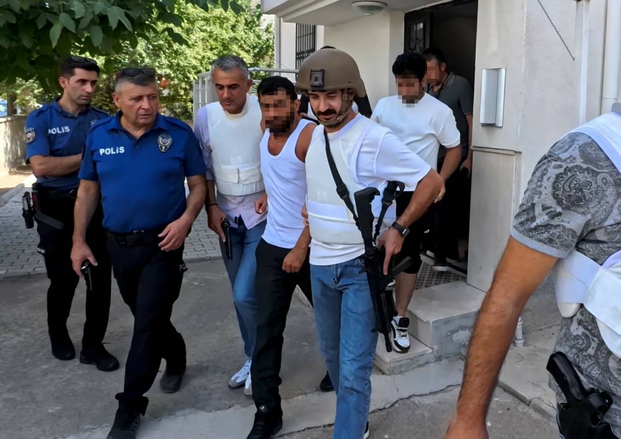 Aksaray’da elindeki tüfekle yarı çıplak şekilde sokakta gezerek havaya ateş