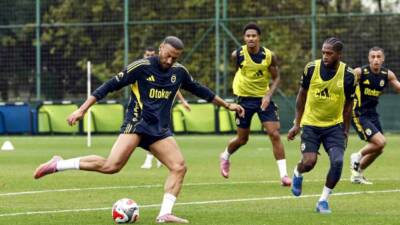 Fenerbahçe, hazırlıklarını sürdürdü Fenerbahçe, milli maçlar için verilen arada hazırlıklarını sabah saatlerinde yaptığı