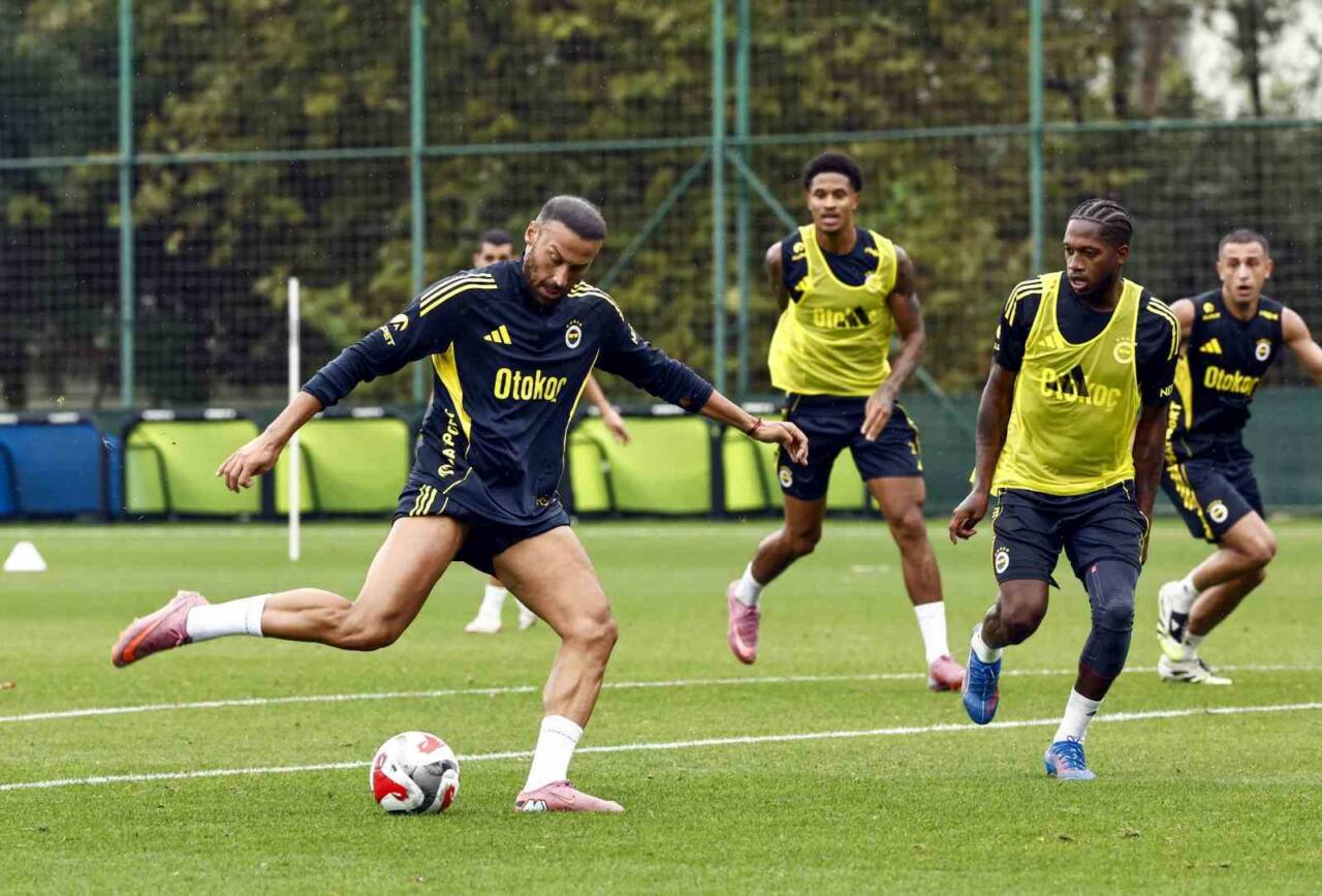 Fenerbahçe, milli maçlar için verilen arada hazırlıklarını sabah saatlerinde yaptığı