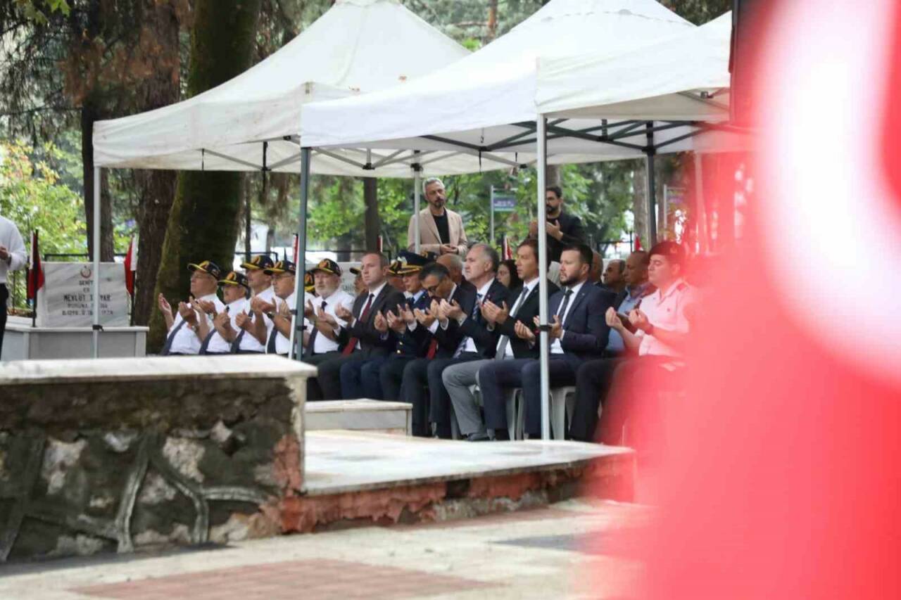 İnegöl’ün düşman işgalinden kurtuluşunun 103’üncü yılı sebebiyle, Atatürk Anıtı’nda tören