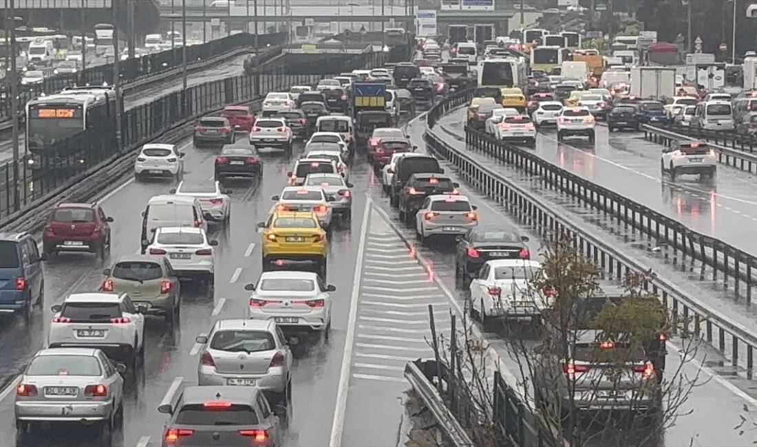 İSTANBUL (AA) – İstanbul’da sabah saatlerinden itibaren etkili olan yağış