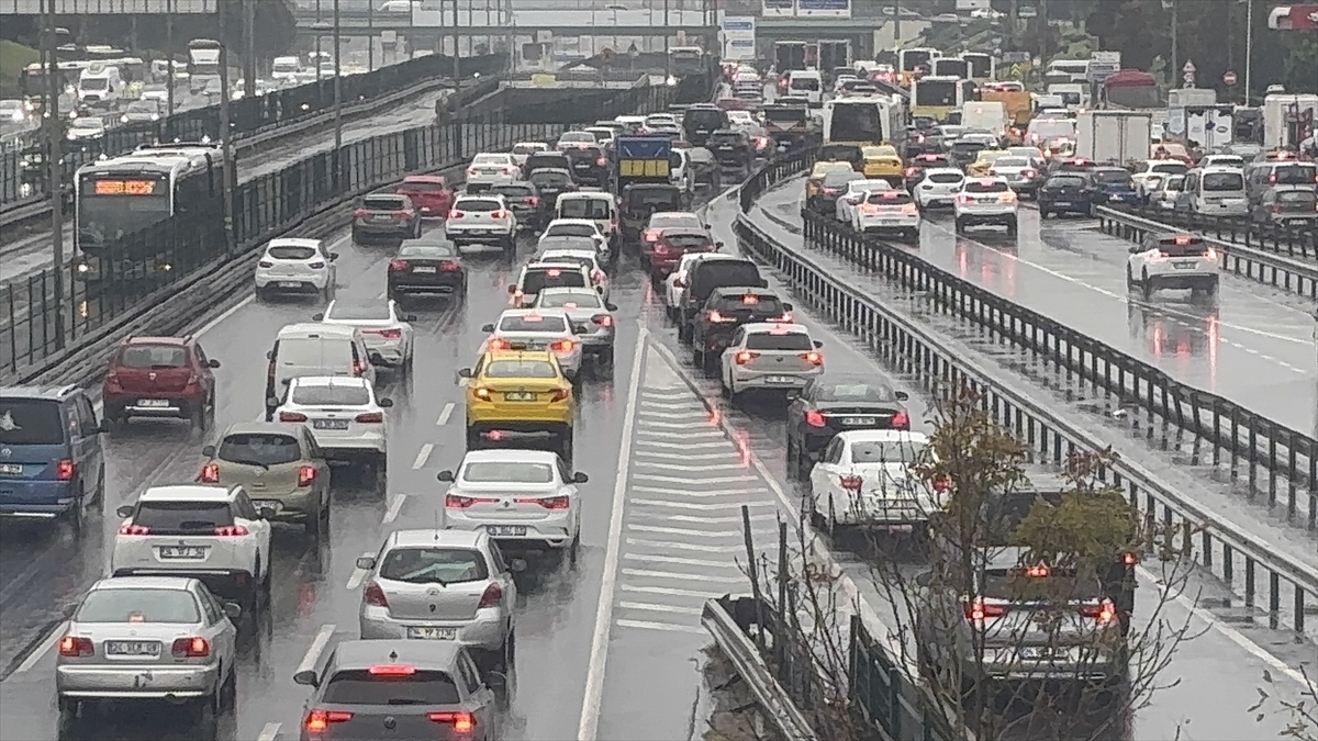 İSTANBUL (AA) – İstanbul’da sabah saatlerinden itibaren etkili olan yağış