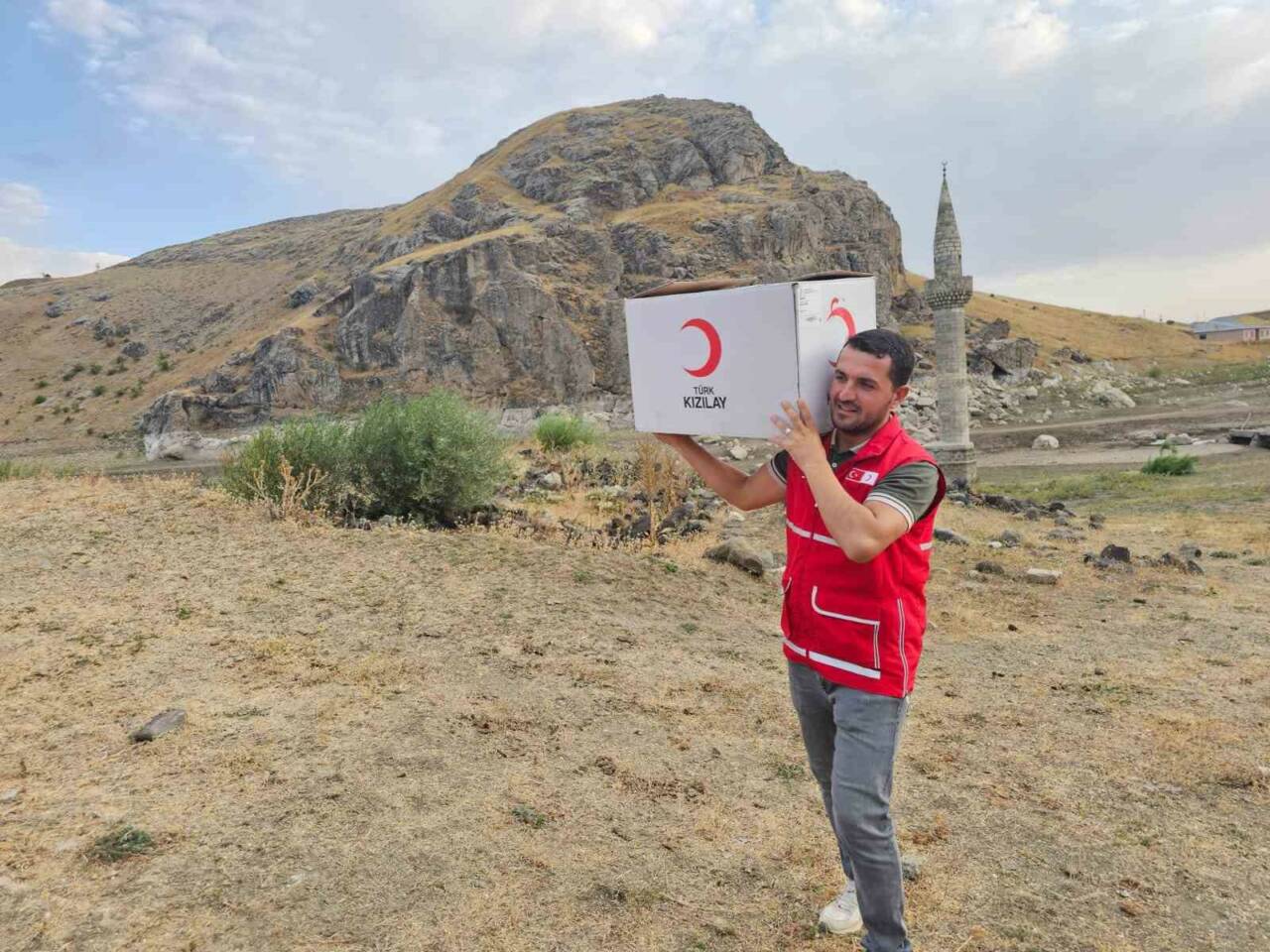 Türk Kızılay Ağrı Şubesi gönüllüleri, kent merkezi ve çevre köylerde